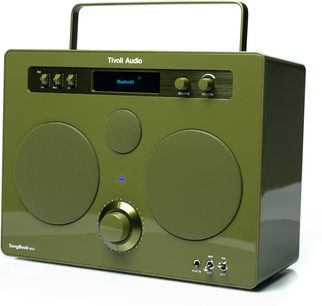 Cassa Bluetooth Tivoli SongBook Max, custodia in plastica verde oliva, vista 3/4 frontale, due griglie e una piccola, pulsante, schermo