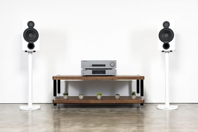 Cambridge Audio CXA61 stereoforstærker i antracitgrå og sølvfinish, 2 hvide højttalere, træ-TV-møbel, 5 planter