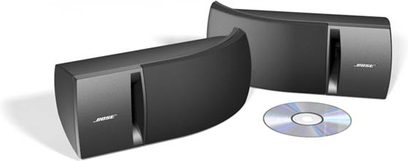 Bose VCS30 sorte bogreolhøjttalere, set forfra og fra siden, med en CD foran for at vise størrelsen