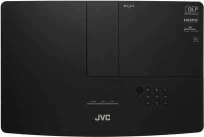 Videoprojektor JVC LX-FH50 černý, pohled zepředu, s logem JVC, ovládacími tlačítky a konektory na pravé straně