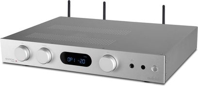 Стерео інтегрований Hi-Fi підсилювач Audiolab 6000A Play сріблястого кольору з прямокутною передньою панеллю, 3 круглими кнопками, центральним дисплеєм та 3 антенами ззаду