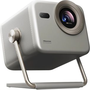 Βιντεοπροβολέας Hisense M2 PRO σε μεταλλικό γκρι με μεταλλικό περίβλημα, λήψη από κάτω αριστερά, με μεγάλο κυκλικό φακό με σαμπανιζέ περίγραμμα, πλαϊνή διάτρητη γρίλια αερισμού και ρυθμιζόμενη σωληνωτή βάση.