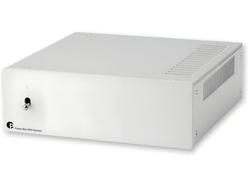 Хранителен блок Pro-Ject Power Box DS3 Sources, сребристо метално изпълнение, тричетвъртен изглед, преден превключвател, горни вентилационни отвори