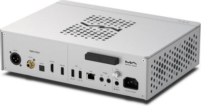 Transport numérique Matrix Audio TT‑1 en aluminium argenté, vue arrière trois‑quarts, évents en motif flèche sur le dessus et panneaux latéraux perforés, connectique arrière complète incluant XLR, RCA coaxial, optique, HDMI/I2S, USB, Ethernet RJ45 et prise secteur IEC