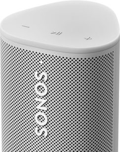 Bílý bezdrátový reproduktor Sonos Roam SL, pohled zepředu, perforovaná kovová mřížka, vertikální logo "SONOS", zaoblený válcový tvar