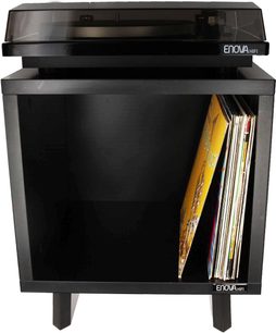 Černý vinylový nábytek se 2 oddíly, jeden otevřený s vertikálně uspořádanými vinylovými deskami, druhý uzavřený černými dveřmi