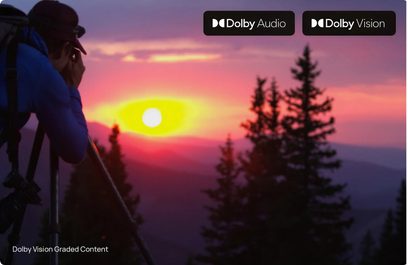 Horizon S Pro projektor, set fra siden, mand med stativ, solnedgang, lyserød himmel, mørke træer, Dolby Audio og Vision logoer