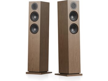 Két diófa kivitelű Audio Pro A48 W álló hangsugárzó, mindegyiken három látható fekete hangszóróval