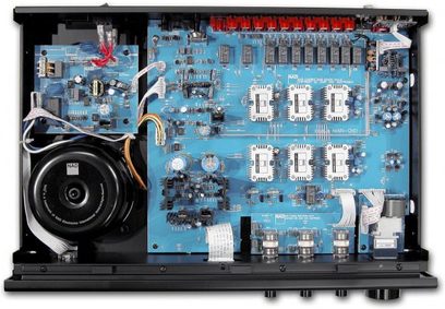 Stereo-Vorverstärker NAD C165BEE graphitschwarz, Frontansicht von innen, elektronische Schaltungen und Komponenten sichtbar