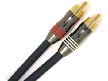 To sorte stereolydkabler af typen Real Cable CA VIM med RCA-stik og forgyldte stik, liggende parallelt på hvid baggrund