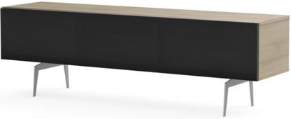 Meuble TV bas rectangulaire noir et bois clair sur pieds métalliques, vu de face en légère plongée