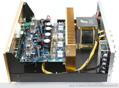 Ampli hi-fi stéréo Pier Audio MS-680SE, vue intérieure de dessus, circuits électroniques et composants sur châssis métallique