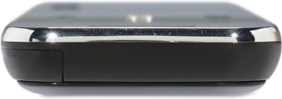 Univerzalni daljinski upravljalnik Samsung RMC30C2 črne barve, pogled od zgoraj, zaobljena pravokotna oblika, srebrne tipke, LCD zaslon