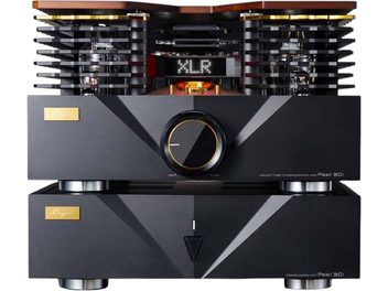 Cayin Pearl 30I integrált sztereó hi-fi erősítő, előlről nézve, matt fekete fém házzal és lejtős homlokpannellel, középen nagy, arany keretes kör alakú hangerő-gombbal, vízszintes rácsokkal, amelyek mögül a csövek és az XLR kijelző látható, a hozzáillő tápegységén állva ezüst színű hengeres lábakon