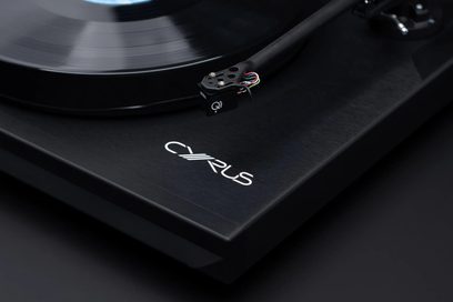 Siyah Cyrus TTP vinil plak çalar, okuma kolu ve renkli kablolama ile kartuş detayı, üstten görünüm
