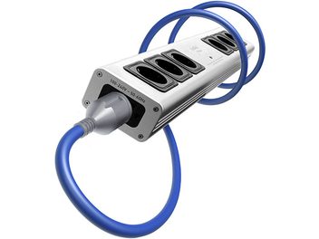 Multipresa IsoTek V5 SIRIUS, vista in prospettiva, 6 prese, cavo blu, involucro argentato, iscrizione "100-240V - 50-60Hz"