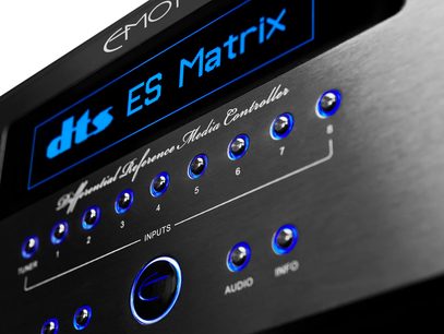 Préampli home-cinéma Emotiva XMC-1 ES Matrix, façade avant noire avec boutons bleus lumineux et écran d'affichage bleu