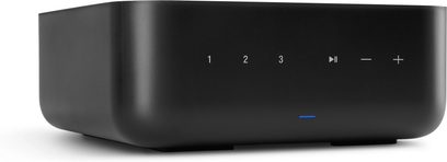 Передня частина чорного стерео підсилювача Denon Home Amp, кнопки з номерами 1-3, кнопки відтворення/паузи, регулятори гучності менше та більше, синій індикатор