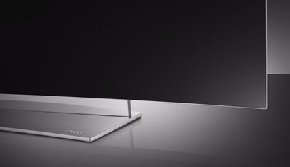 LG 55EG960V fladskærms-TV, set fra siden, stående på et stativ, sølvfarvet smal ramme, sort skærmbillede