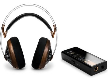 Hi-fi-hodetelefoner i svart og tre med metallbøyle, vist med bærbar svart forsterker med 4,4 mm BAL-utgang