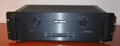 Audio Research LS5 MKIII forstærker, sort, set forfra med knapper, stik og indikatorer på frontpanelet