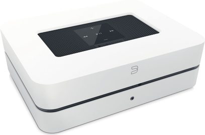 BlueSound PowerNode 2 hvid hi-fi stereoforstærker, set oppefra, hvidt kabinet, sort gitter, skærm, knapper