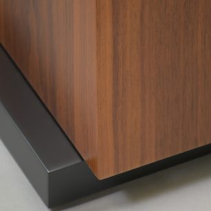 Акустична колонка Davis Acoustics Courbet №7 з горіхового дерева, нижній кут з дерев'яною панеллю в обробці горіх та прямокутна матова чорна основа
