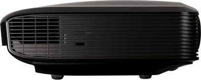 Optoma HD82 videoprojektor, set forfra, sort, med horisontal ventilationsgitter på forsiden, decentreret linse