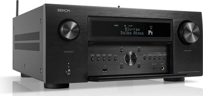 Domácí kino Denon AVC-A1H v černé barvě, pohled zepředu, zobrazuje "Blu-ray Dolby Atmos", viditelné tlačítka a konektory