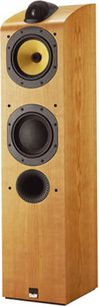 Bowers & Wilkins 704 lyse træhøjttaler, set forfra, med sorte højttalere og en dome-diskant