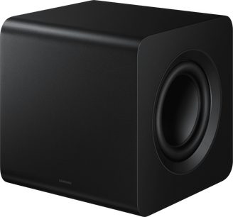Černý matný subwoofer Samsung, obdélníkový tvar se zaoblenými rohy a vestavěným kruhovým reproduktorem na pravé straně, pohled z pravého předního tříčtvrtečního úhlu