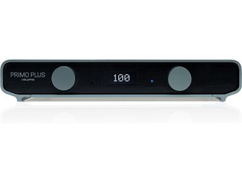 Svart Volumio Primo Plus nettverksspiller sett forfra med to store grå knotter og et sentralt digitalt display 100