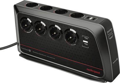 Multiprise Audioquest PowerQuest 3 negra con 4 tomas de corriente y 2 puertos USB, vista frontal en ligero picado