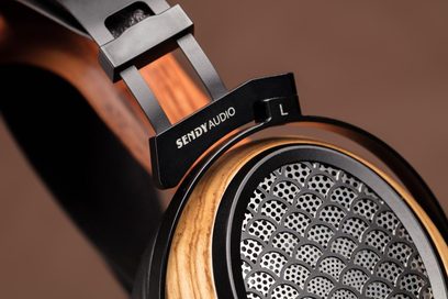 Åbent hi-fi hovedsæt Sendy Audio Aiva zebrano, nærbillede fra siden på brochure, perforeret metalrist, træbøjle