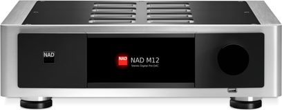 NAD M17 hjemmebiograf-forforstærker, sort og sølv front, rødt display, ventilationsgitter, set forfra