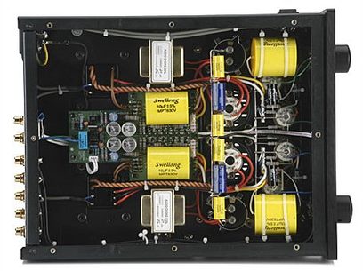 PrimaLuna ProLogue Three sølvfarvet stereo-forforstærker, indvendigt billede der viser de elektroniske komponenter og kabling