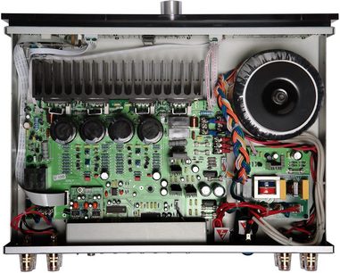 Indvendigt syn af en åben Carat A57 stereo hi-fi-forstærker, der viser de elektroniske kredsløb, toroidaltransformatoren og kølelegemet