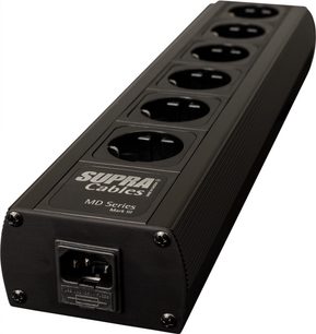 Multiprise Supra LoRad MD06-EU SPC Mark 3.1 sort og sølv, 6 stik, afbryder, let skråt ovenfra-perspektiv