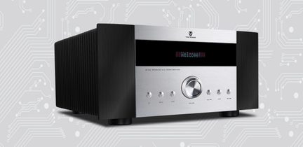 Hi-fi stereo forstærker Tone Winner AD-990 med sølvfarvet børstet aluminiumsfront, centralt digitalt display, sorte sider med køleribber