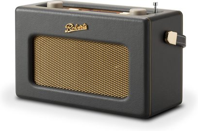 Roberts Revival iStream 3L -harmaa hiilivärinen digitaalinen pöytäradio nahkaimitaatiossa, oikealta edestä kolmen neljäsosan näkymä, kultaisella metallisella kaiutinritilällä, pyöristetyillä reunoilla, sivukahvalla kultaisella metallisilla kiinnikkeillä, kahdella kermaisella kermanvärisellä painikkeella ja taitettuna yläpuolella oleva teleskooppiantenni.