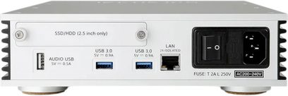 Aurender N150 sølvfarvet netværksafspiller, set bagfra med SSD-båse, USB-porte, LAN og netstrøm