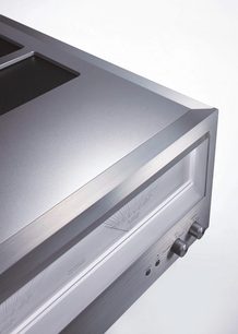 Technics SE-R1E-S forstærker i sølv, tæt forfra, analogt display, knapper, hovedtelefonstik og indgange