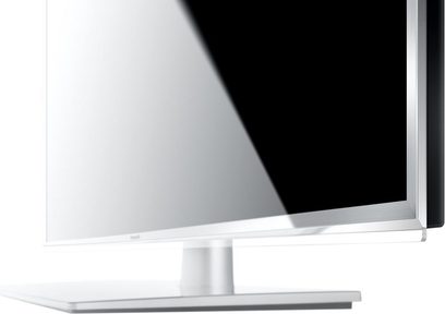 Panasonic TX-L50ET60E-fladskærms-tv, set fra siden, sort fladskærm, smal sølvfarvet ramme, hvidt rektangulært fod