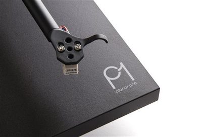 Giradischi in vinile Rega Planar 1 nero opaco, dettaglio del braccio di lettura con testina, su sfondo grigio scuro