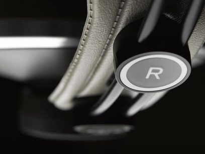 AKG K272HD hovedtelefoner, tæt profilvisning af det sølvfarvede "R"-logo på den sorte læderørepude