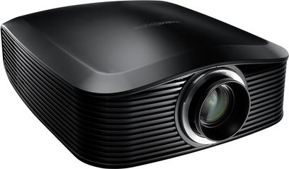 Optoma HD83 sort videoprojektor, perspektivisk forfra, linse til højre, ventilationsriste på venstre side