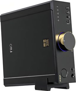 Předzesilovač sluchátek FiiO K9 Pro ESS v černém kartáčovaném hliníku, pohled zepředu zprava pod úhlem 3/4, vertikálně umístěný na stojanu, s velkým zlatým ovládacím kolečkem objemu obklopeným modrými LED diodami, dvěma konektory pro sluchátka a přepínači na předním panelu