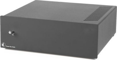 Separat strømforsyning Pro-Ject Power Box MaiA sort, mat sort rektangulært kabinet, ventilationsgitter, knap og LED på forsiden