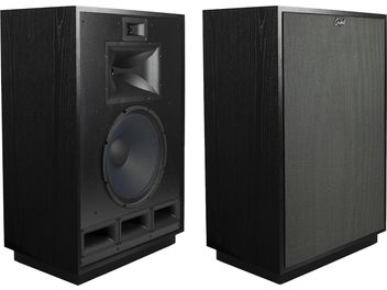 Coppia di diffusori da pavimento Klipsch Cornwall IV neri con cabinet in legno venato, vista tre quarti anteriore: uno senza griglia che mostra il trombino angolare, il grande woofer e le tre porte rettangolari, l’altro con griglia in tessuto grigio