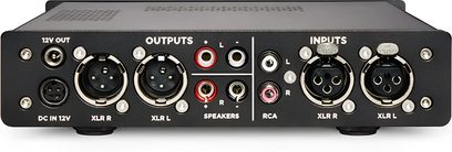 Заден изглед на висококачествения предварителен усилител за слушалки Chord Electronics Alto, с XLR и RCA конектори, изходи за високоговорители и захранване 12V